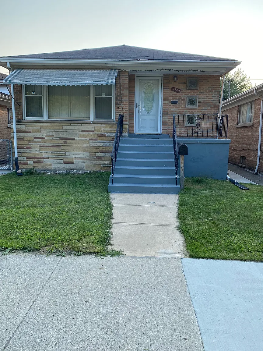 9724 S King Dr photo 1