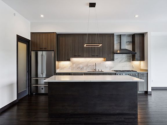 5th image of 253 Lake St E #407