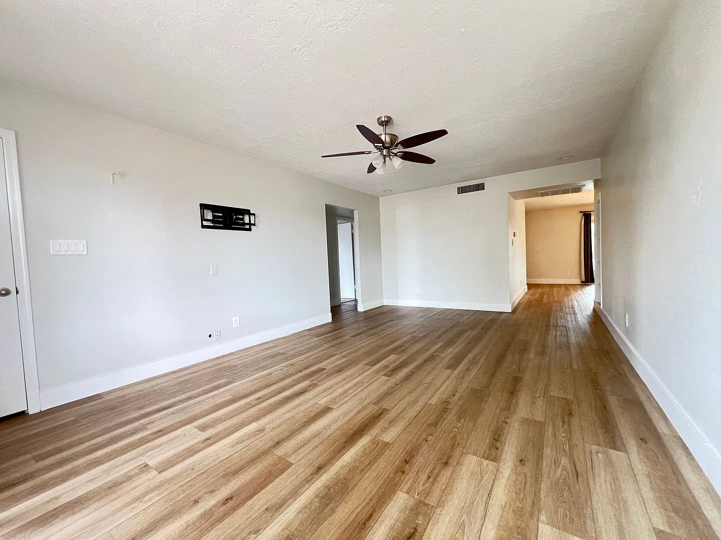 Charming Tempe ranch style home with excellent patio and backyard! — Photo 2