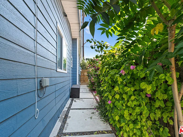 406 N Benton Way — Photo 4
