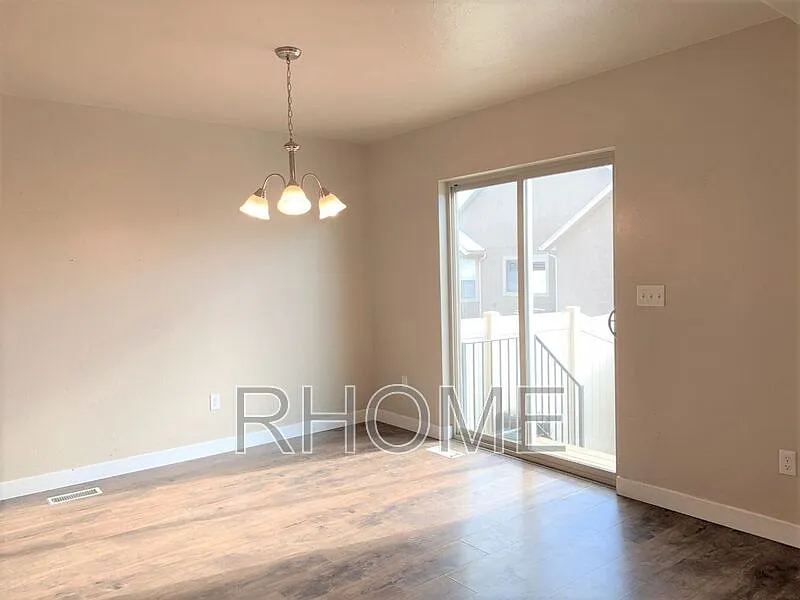 3 bed, 2.5 bath, 2407 sqft, $2,249 — Photo 4