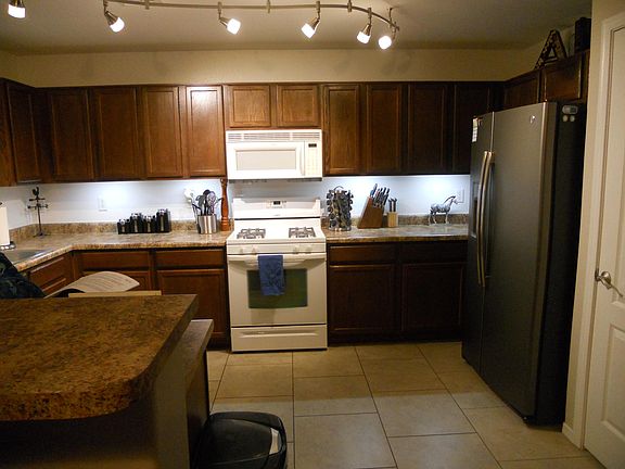 Huge Kitchen with Gas Stove!