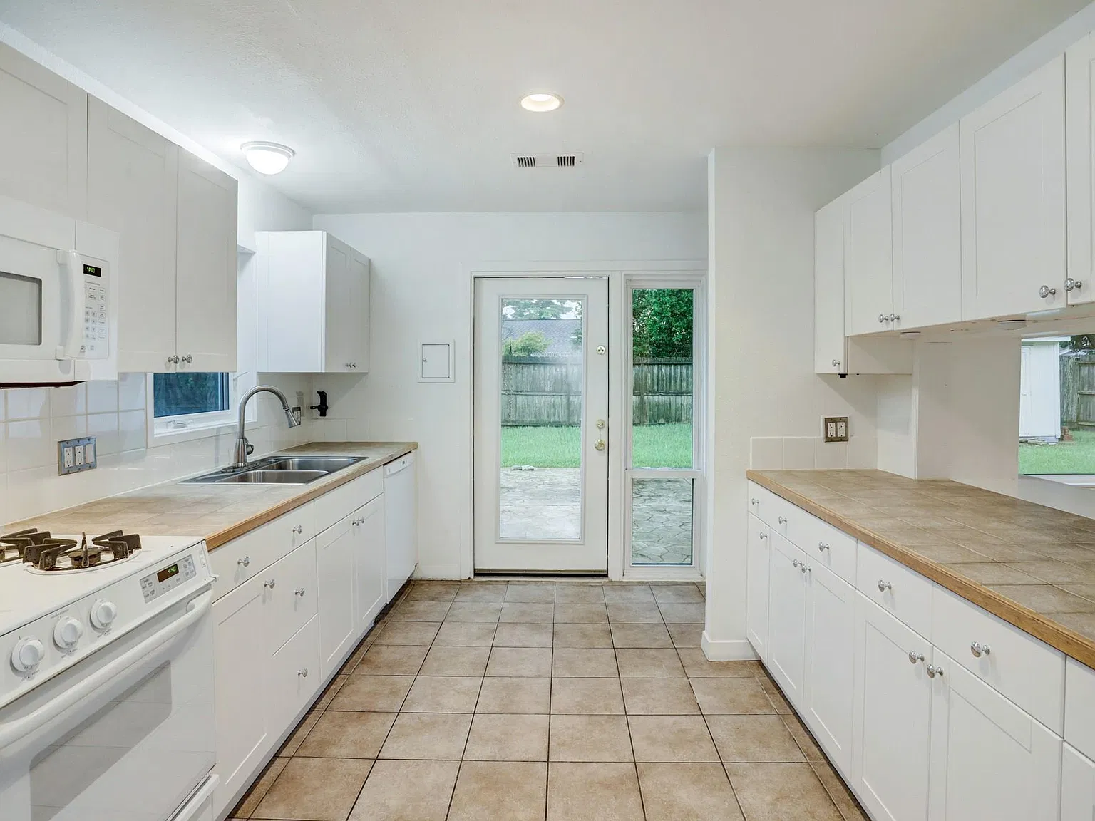 3 bed, 2.0 bath, 1685 sqft, $2,650 — Photo 3