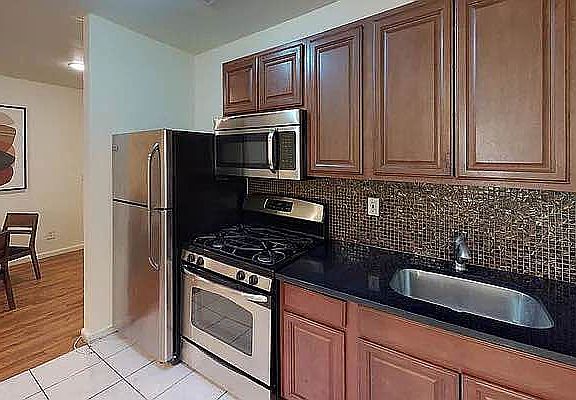 4th image of 384 Throop Ave #1A