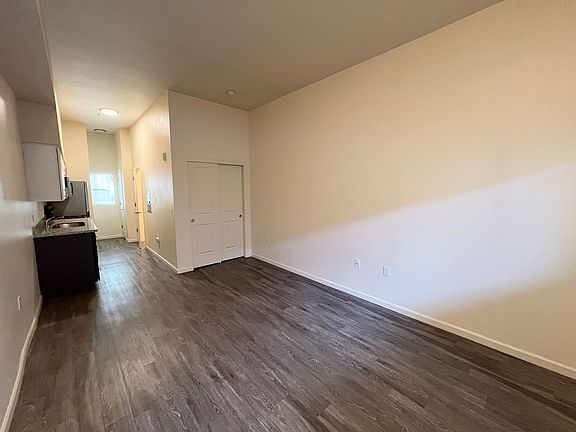 4th image of 410 NE Dekum St #104