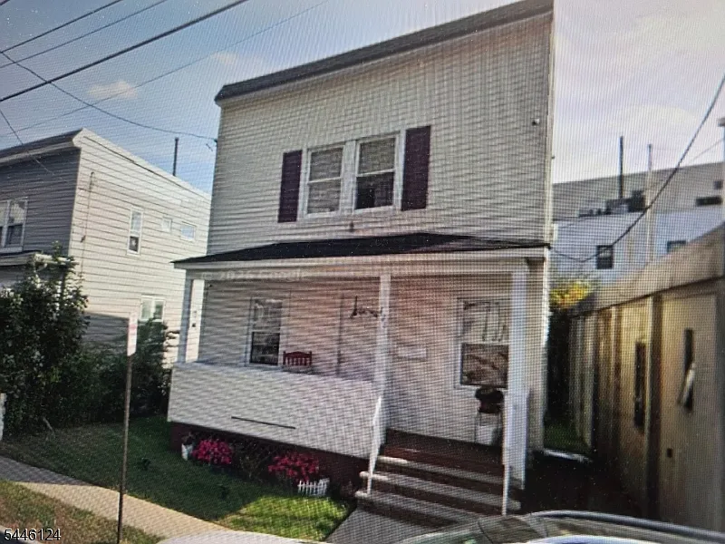 3 bed, 1.5 bath, 1300 sqft, $2,850 — Photo 1