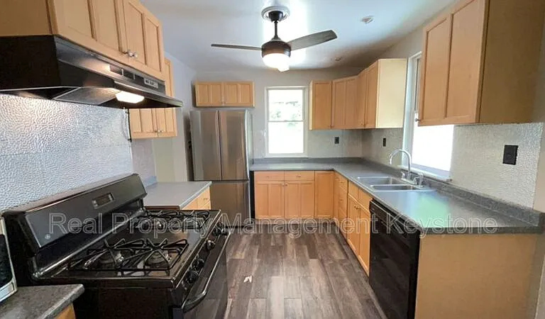 303 Lexington Ct — Photo 2