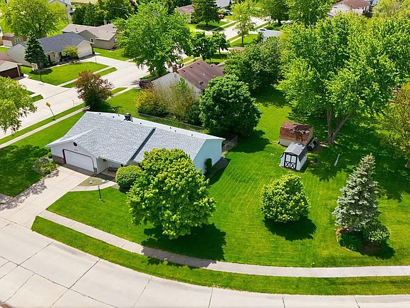 3rd image of 4909 Clovedale Dr