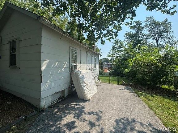 4th image of 324 N Floridale Ave