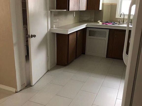 4th image of 1000 117th St