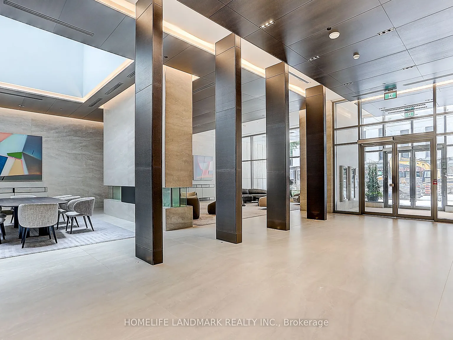2221 Yonge St — Photo 3