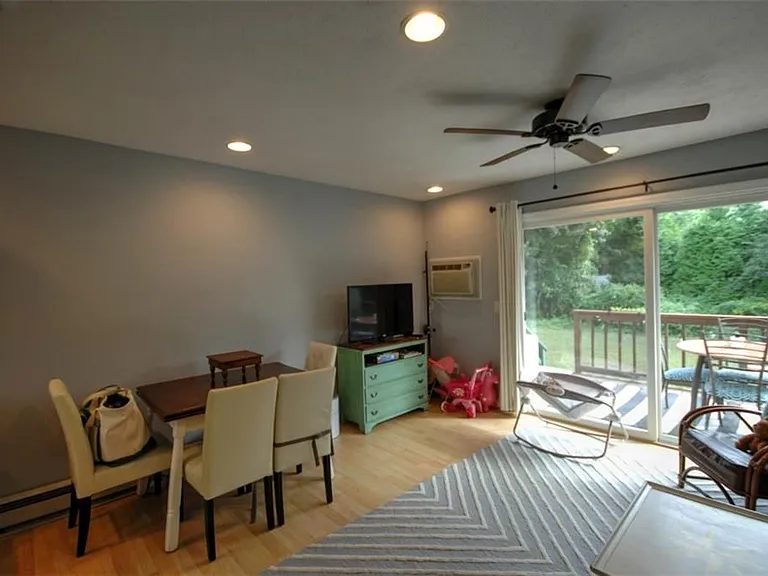 10 Beach Rd #4 — Photo 2