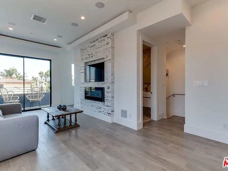 4826 1/2 Pickford St — Photo 9
