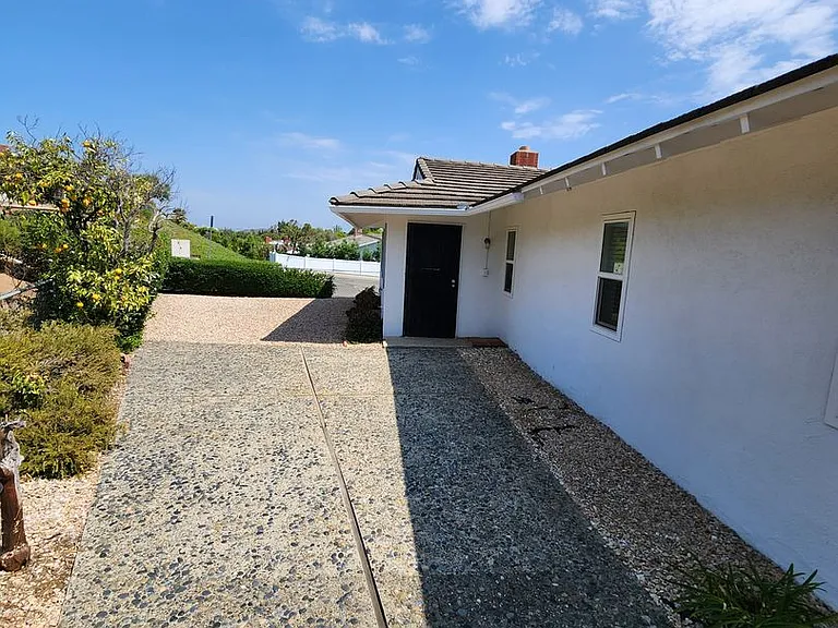 16598 Bernardo Oaks Dr — Photo 17