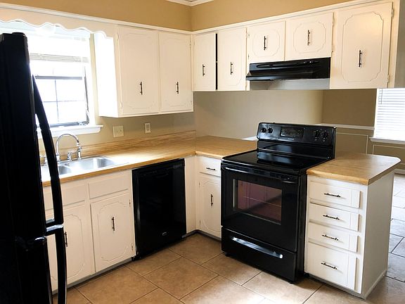 Great kitchen with lots of cabinets.
