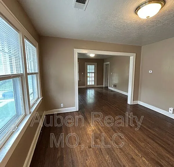 5405 Harrison St #2F — Photo 4