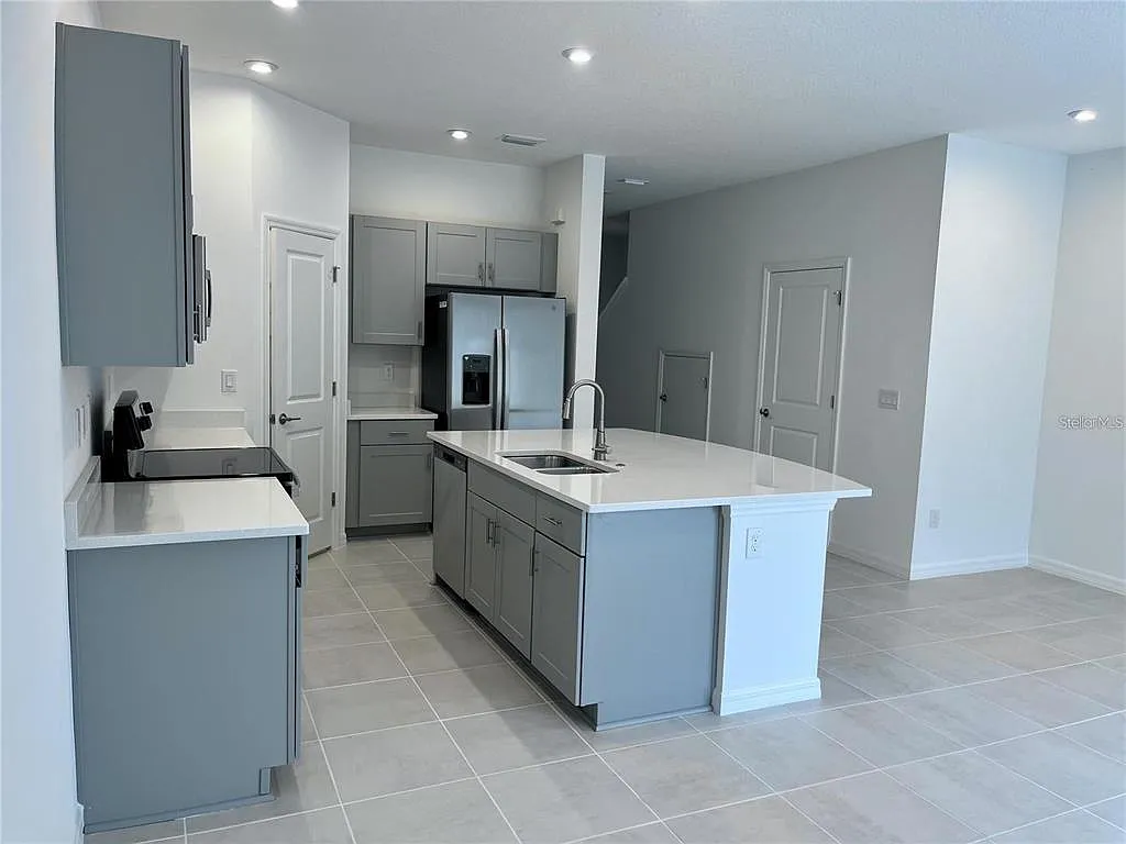 3 bed, 2.5 bath, 1373 sqft, $2,100 — Photo 4