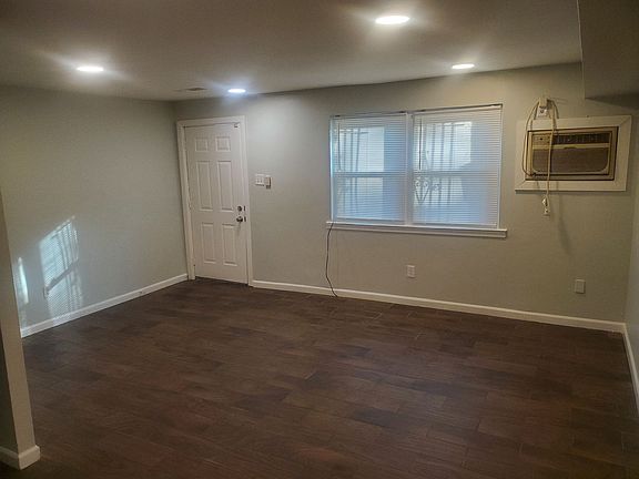2nd image of 567 Allengrove St Floor 1
