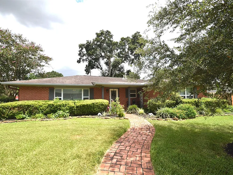 1954 Heights Dr — Photo 1