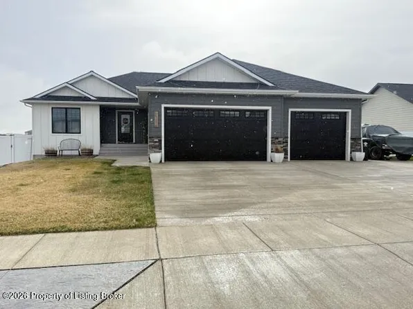 1266 45th Ave W, Dickinson, ND 58601
