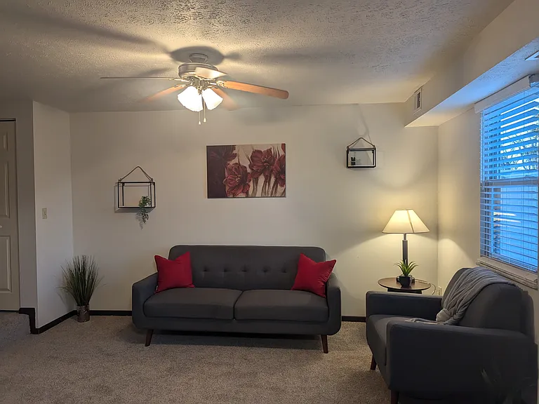 Holiday Park Apartments and Townhomes — Photo 8