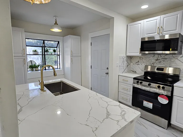Beautiful renovated kit hen with quartz countertop and new appliances