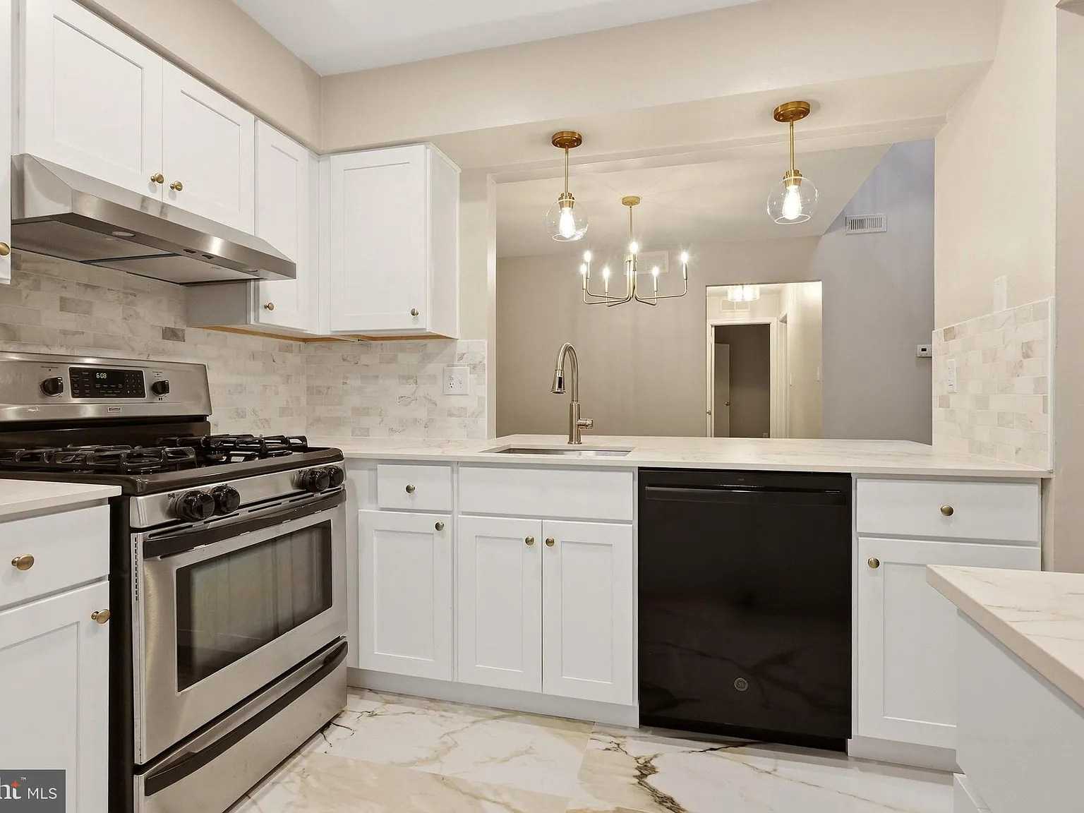 2 bed, 1.0 bath, 1164 sqft, $2,600 — Photo 4