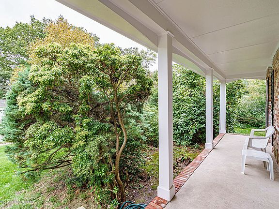 3rd image of 4 Huntington Ct