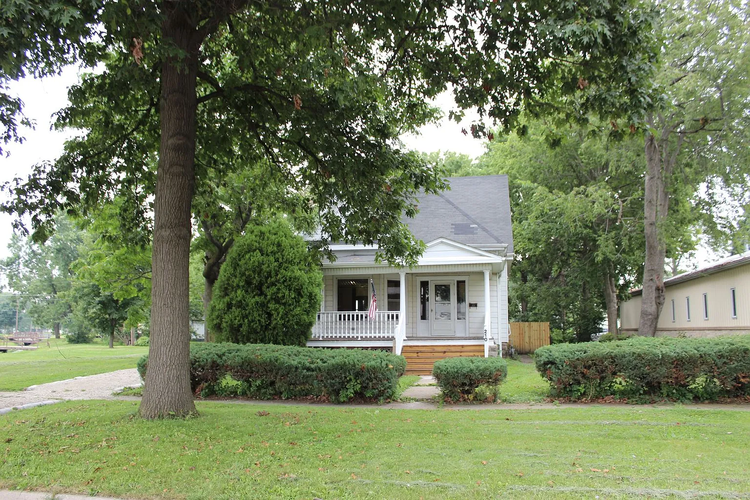 210 E Park St photo 1