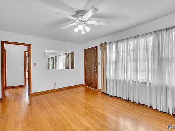 4th image of 2435 Crestwood Dr SW