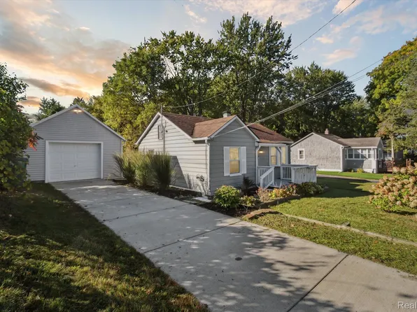 1592 Vinewood St, Auburn Hills, MI 48326