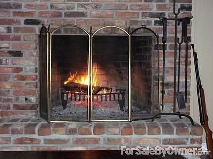 laundryroom/ den
						:
						The laundryroom is conveniently located besde the kithen, as is the den.