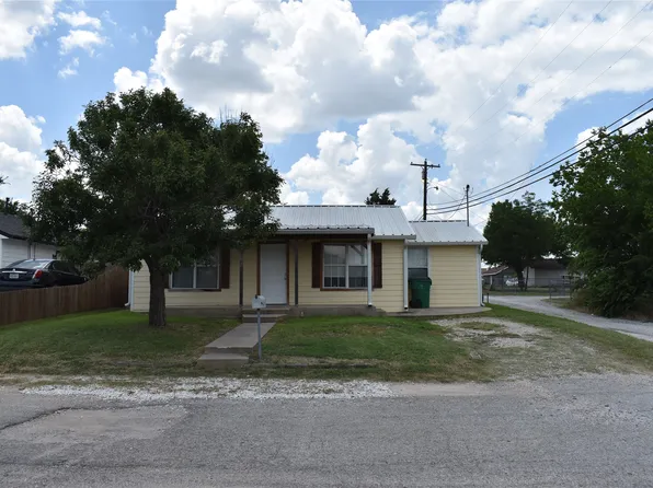 108 Raymond St, Bowie, TX 76230