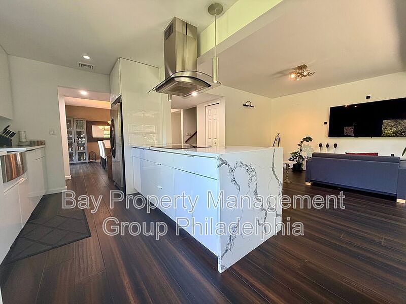 1st image of 274 W Chelsea Cir