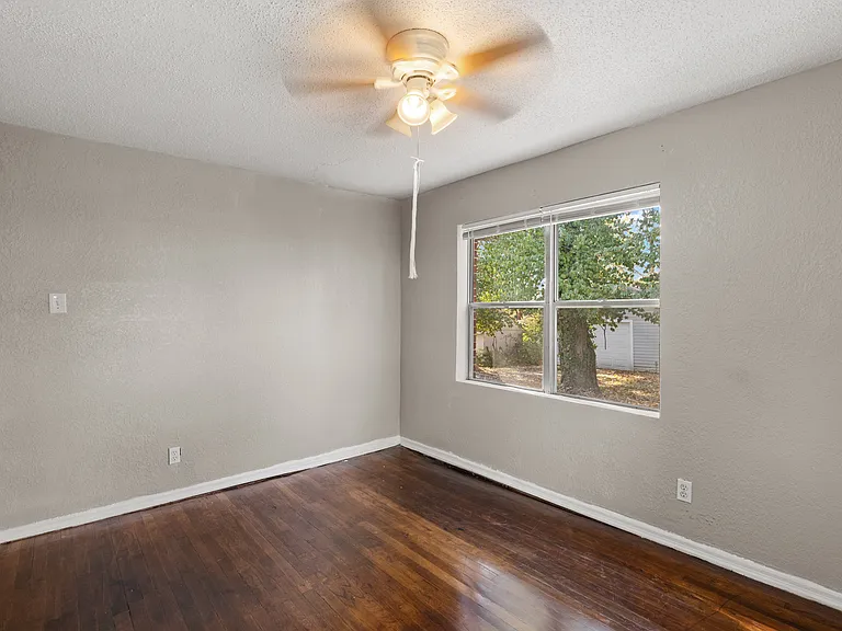323 Ames Pl — Photo 18