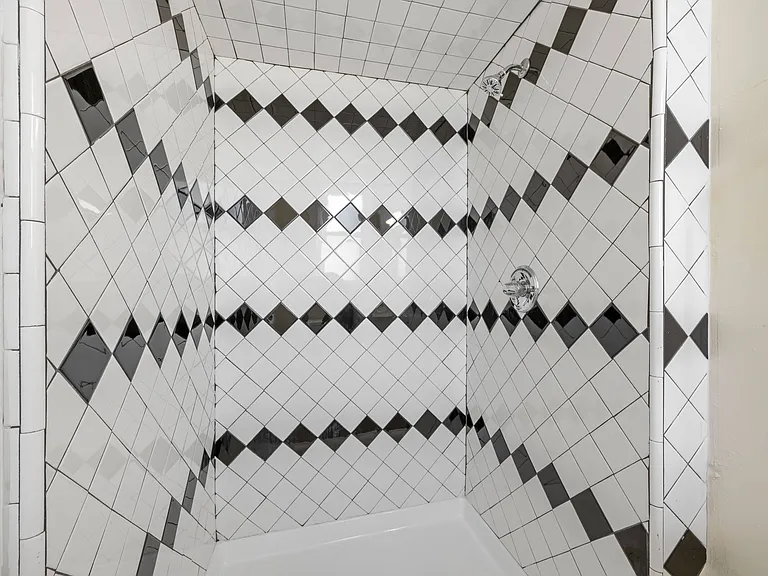 Thomas Logan Apartments — Photo 7