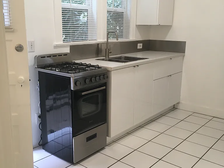 2035 Vista Del Mar Ave #3/4 — Photo 12