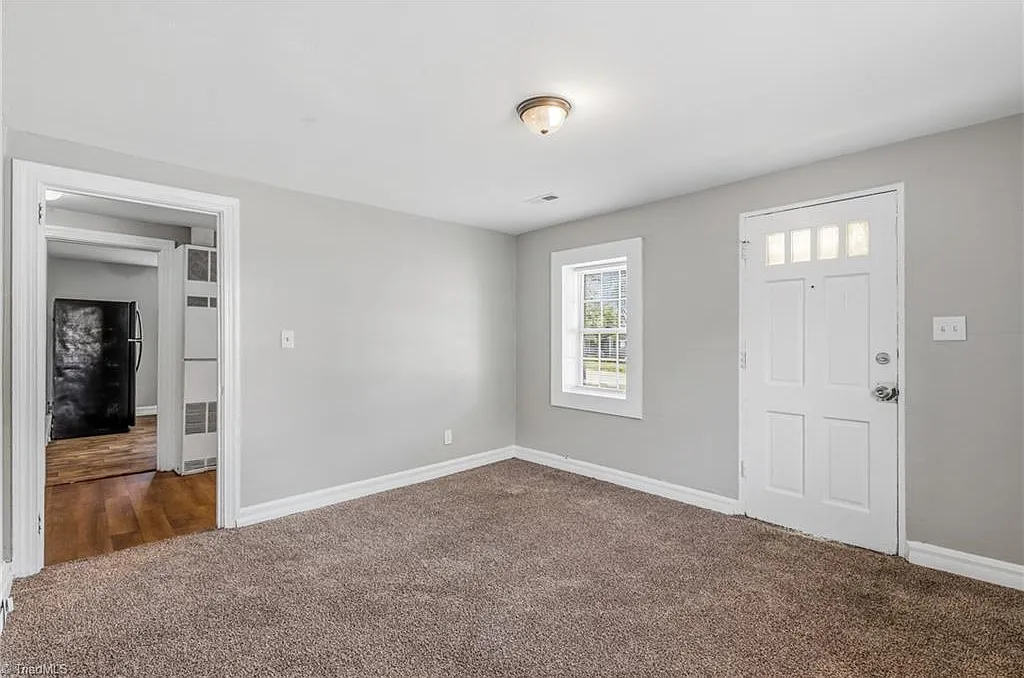 2 bed, 1.0 bath, 750 sqft, $800 — Photo 3