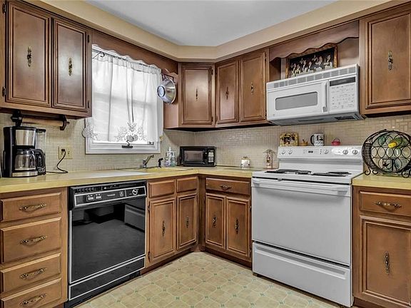 5th image of 144 Brookdale Dr
