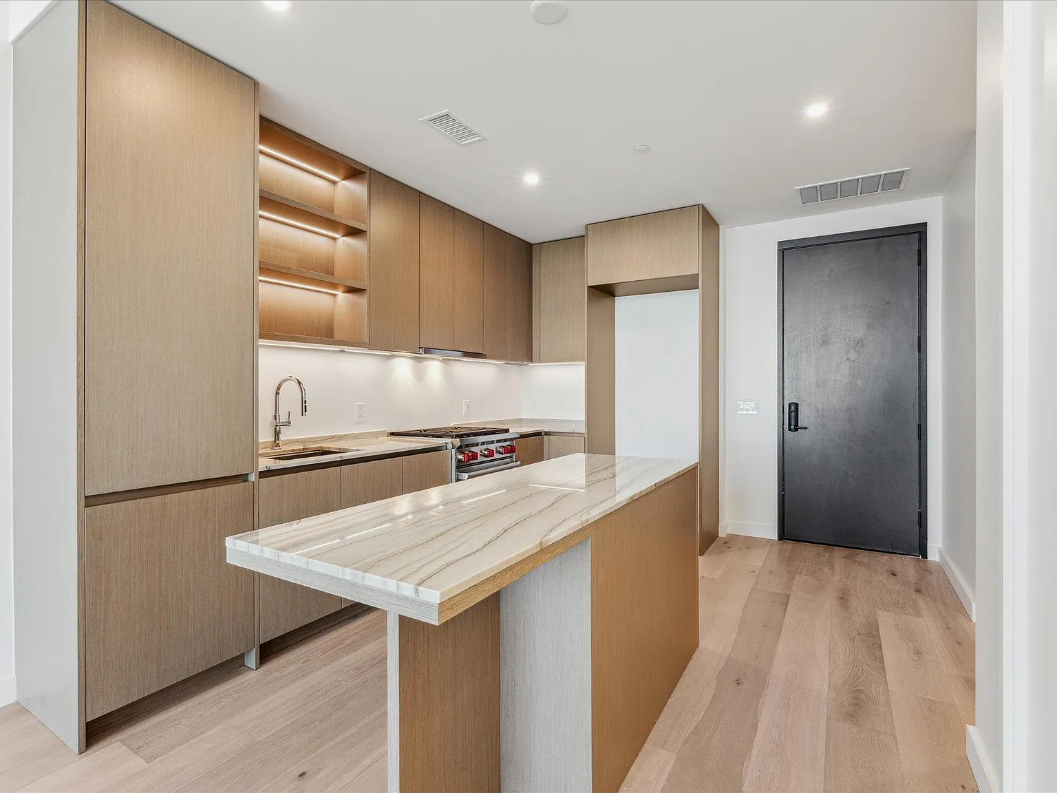 1 bed, 1.0 bath, 662 sqft, $3,600 — Photo 3