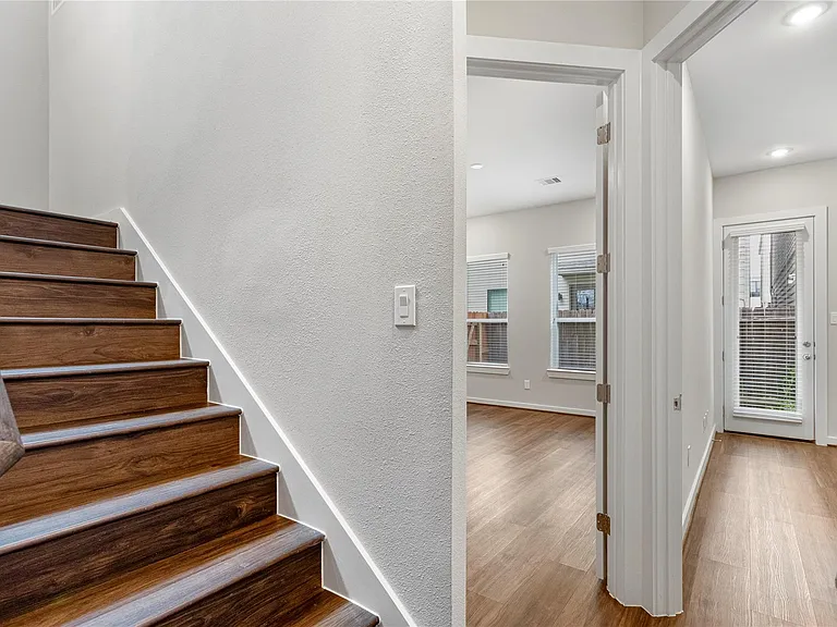 604 Thornton Oaks Ln #B — Photo 6