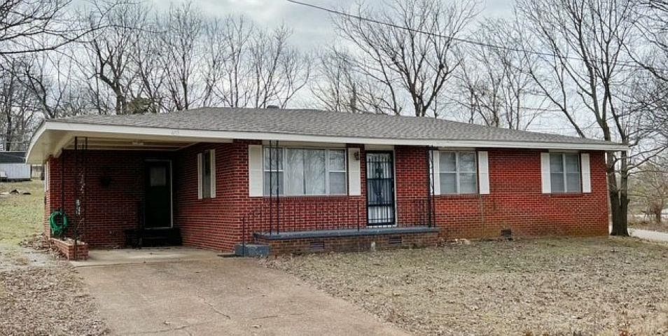 1st image of 402 E 1st St