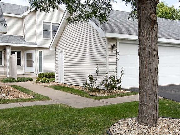 Townhome in Autumn Ridge neighborhood in Eden Prairie.