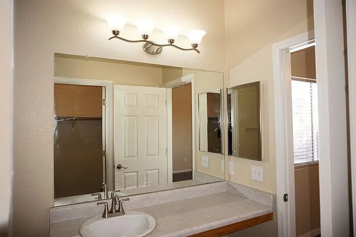 2201 S Saint Suzanne Dr — Photo 38