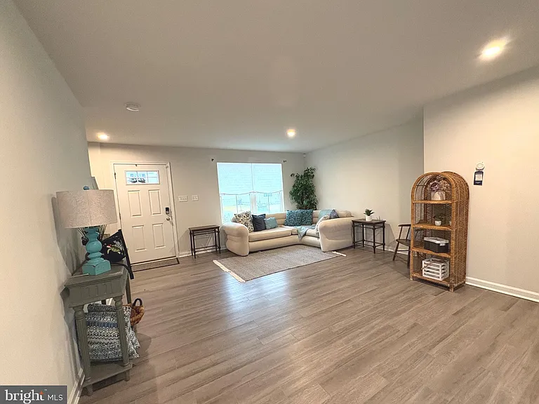 27003 Greenleaf Dr — Photo 5