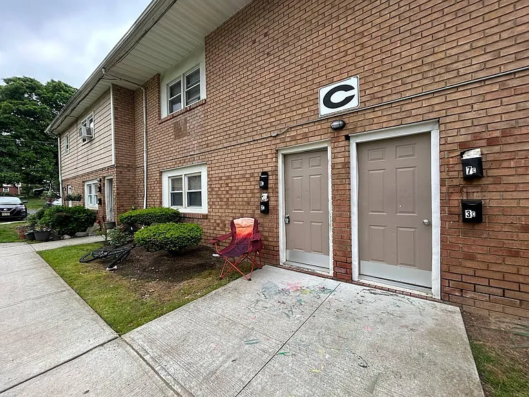 16 Lake St #2C — Photo 1