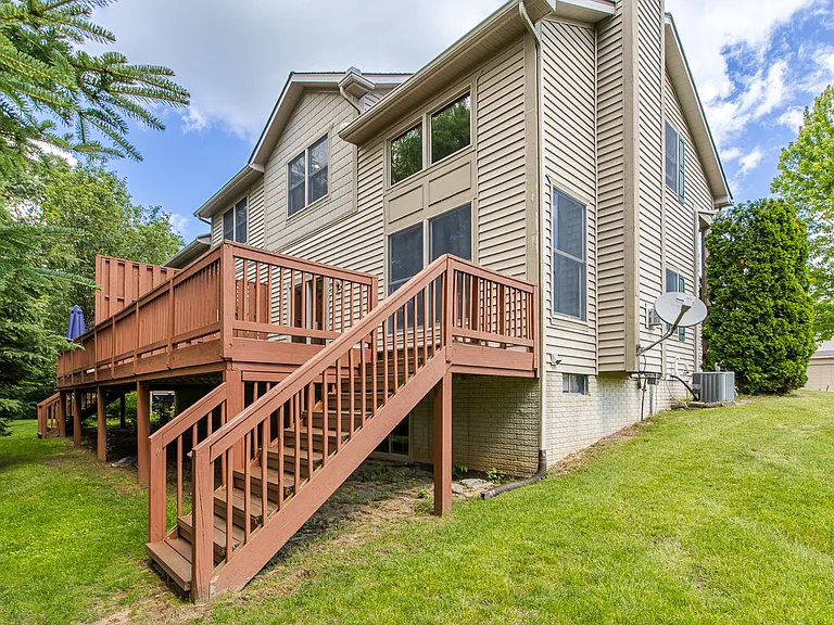 300 Stratford Ln #300 — Photo 57