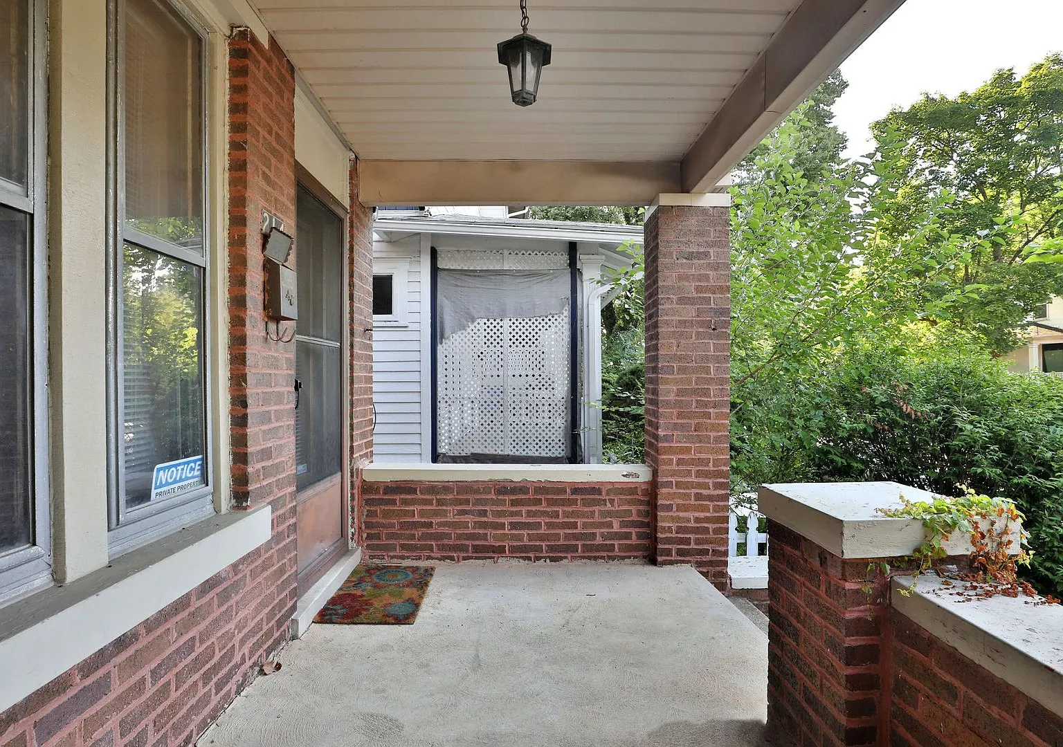 4 Bedroom North Campus Newly Remodeled House with 2 Decks and Patio — Photo 2