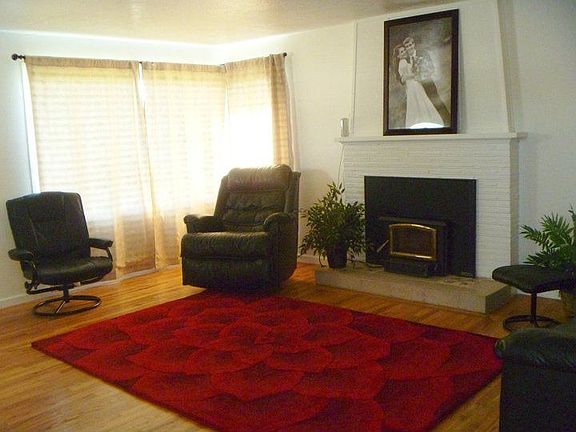 LR w/nice hardwood floors