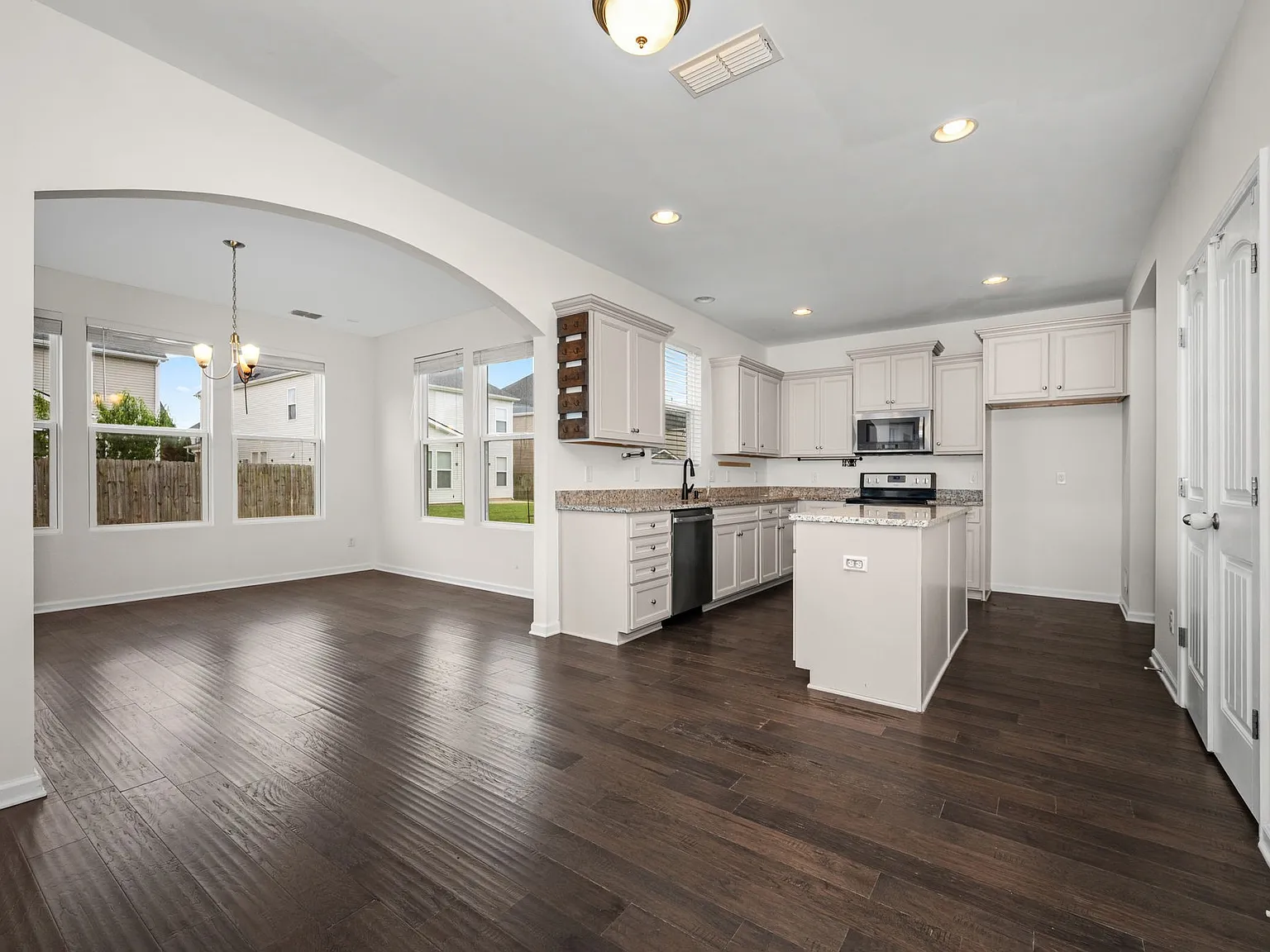 3 bed, 2.5 bath, 2337 sqft, $2,400 — Photo 2